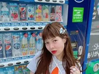 歌手ヒョナ、日本の自販機前で記念撮影！まるで“女子大生”のような若々しさ