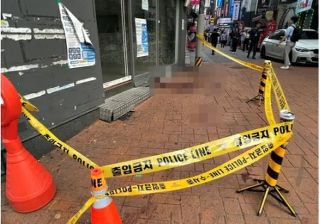 男が刃物を振り回し、１人が死亡、３人がけがをした事件現場に立ち入り禁止のテープが張られている＝２１日、ソウル（聯合ニュース）