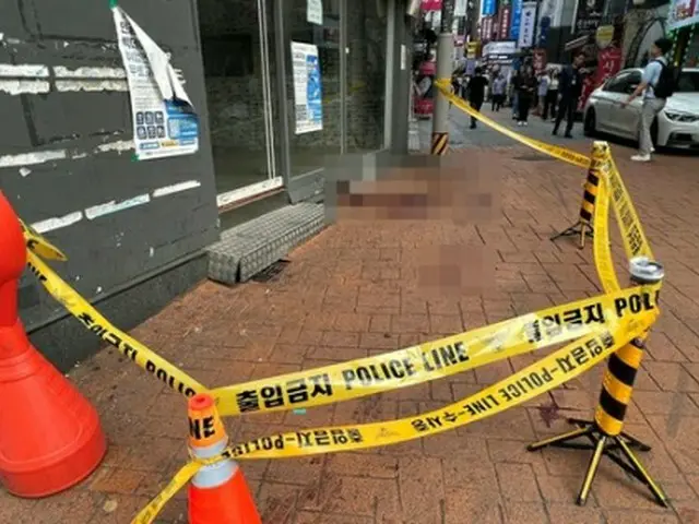 男が刃物を振り回し、１人が死亡、３人がけがをした事件現場に立ち入り禁止のテープが張られている＝２１日、ソウル（聯合ニュース）