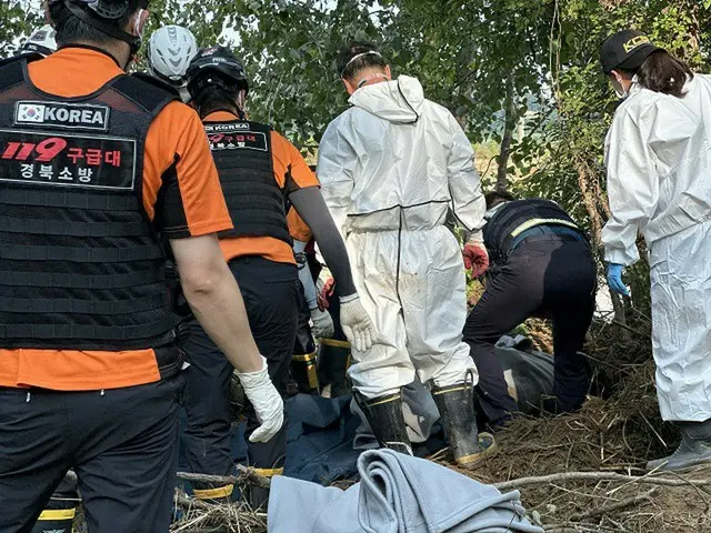 21日、韓国の醴泉郡で行方不明となった男性の遺体を救急隊が収拾している様子（画像提供:wowkorea）