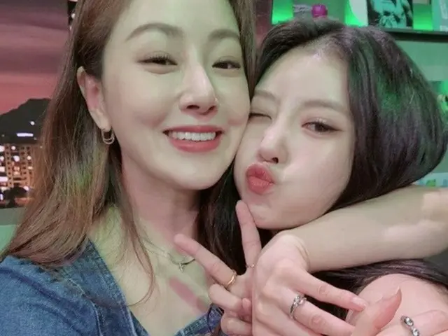 イ・ミジュ（元LOVELYZ）、女優オ・ナラと超密着ツーショットで「会いたかった」（画像提供:wowkorea）