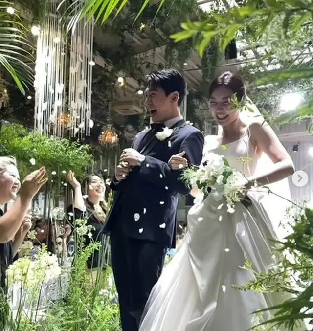 イ・サガン監督が、歌手Lady Janeとイム・ヒョンテ（「BIGFLO」出身のHIGHTOP）の結婚を祝った。（画像提供:wowkorea）