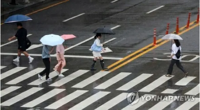 傘を差して歩く市民（資料写真）＝（聯合ニュース）