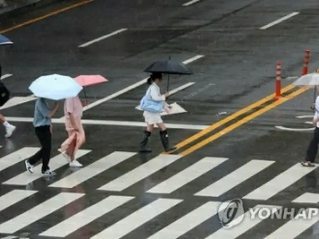 傘を差して歩く市民（資料写真）＝（聯合ニュース）