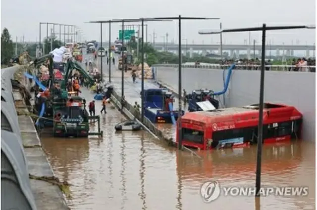 地下車道で浸水したバス＝16日、清州（聯合ニュース）
