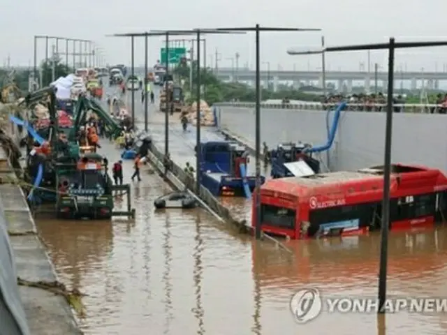 地下車道で浸水したバス＝16日、清州（聯合ニュース）
