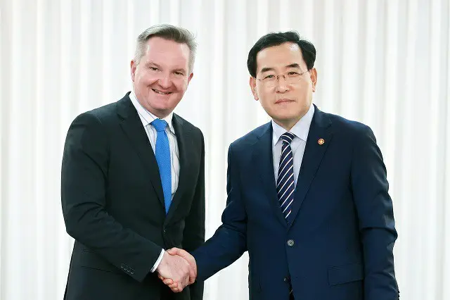韓国の李昌洋産業通商資源相（右）とオーストラリアのクリス・ボーウェン気候変動・エネルギー相（画像提供:wowkorea）