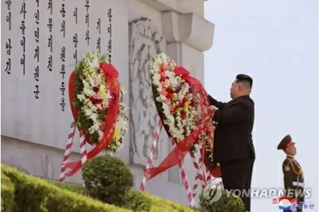 昨年７月２８日、北朝鮮の平壌市内にある中朝友誼（ゆうぎ）塔に献花する金正恩（キム・ジョンウン）国務委員長（朝鮮労働党総書記）＝（朝鮮中央通信＝聯合ニュース）