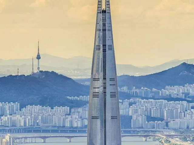 ソウル市にそびえ立つロッテワールドタワー（画像提供:wowkorea）