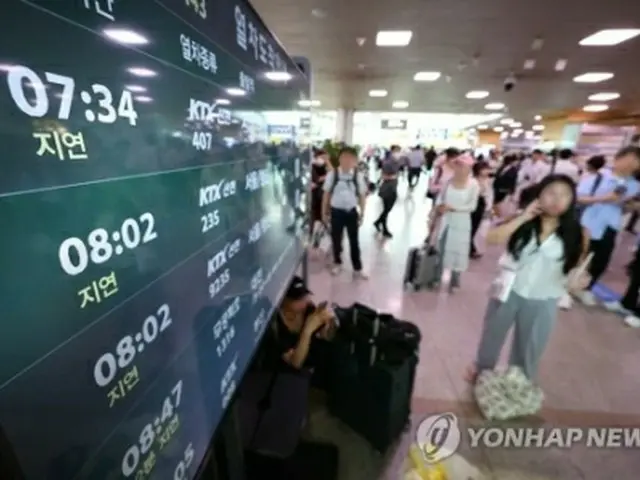 人身事故を受け、ソウル駅の列車案内板に「遅延」の文字が並んでいる=26日、ソウル(聯合ニュース)