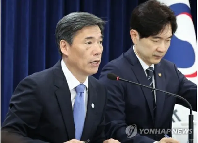 記者会見で発言する朴購然次官＝26日、ソウル（聯合ニュース）