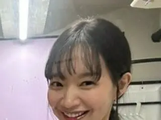 “恋人はキム・ウビン”女優シン・ミナ、一足遅れたMZ鏡セルカとギャルピース…最強のラブリーさ