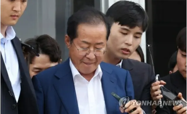 １７日に党執行部関係者との面談を終え、記者団の取材を受ける洪氏（資料写真）＝（聯合ニュース）