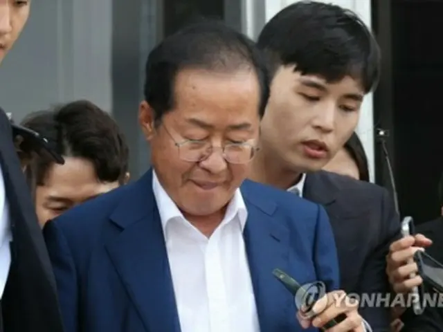 １７日に党執行部関係者との面談を終え、記者団の取材を受ける洪氏（資料写真）＝（聯合ニュース）