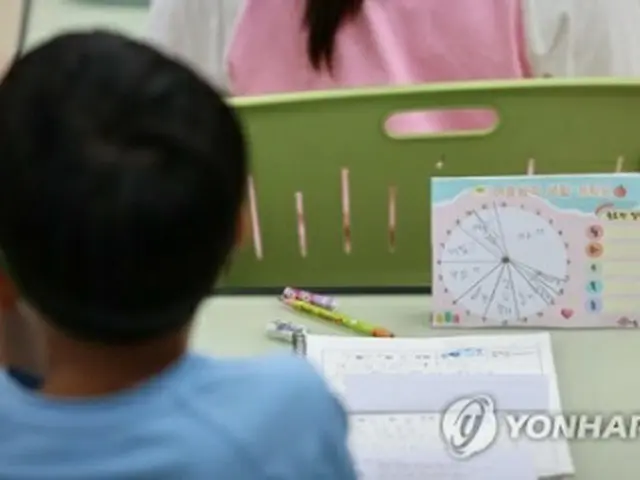 小学校で受業を受ける生徒（資料写真）＝（聯合ニュース）