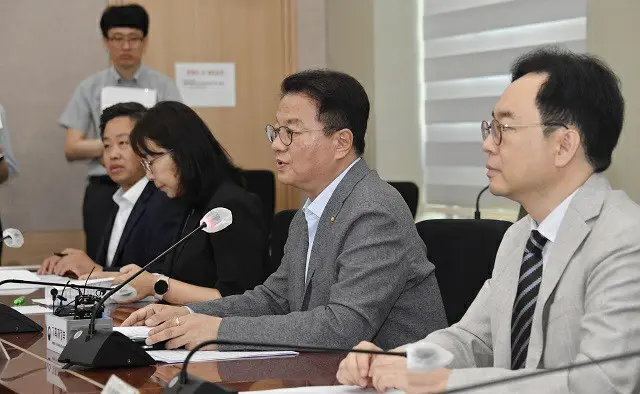韓国企画財政省のパン・ギソン（方基善）第1次官（右から2番目）（画像提供:wowkorea）