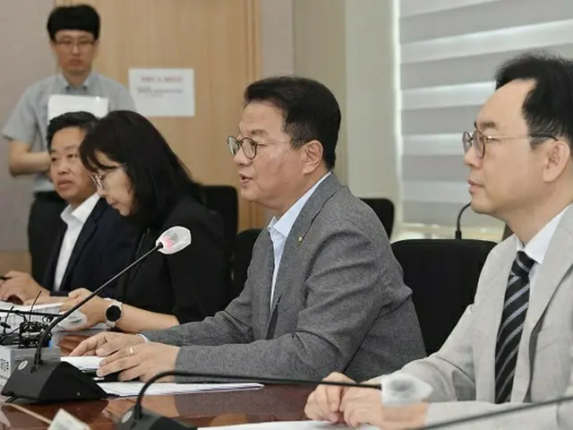 韓国企画財政省のパン・ギソン（方基善）第1次官（右から2番目）（画像提供:wowkorea）