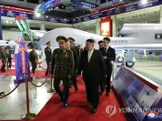 金正恩氏　ロシア国防相に新型兵器誇示＝展示会で直接紹介