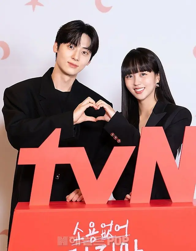 ポーズを取るファン・ミンヒョン、キム・ソヒョン(画像提供:wowkorea)