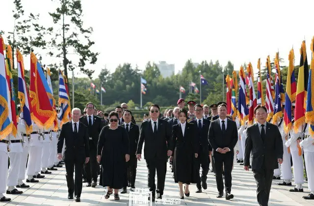 朝鮮戦争70周年を迎え、韓国の尹錫悦大統領夫妻は27日、釜山の国連記念公園を訪れた（画像提供:wowkorea）