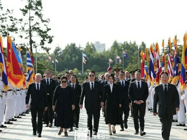 朝鮮戦争70周年を迎え、韓国の尹錫悦大統領夫妻は27日、釜山の国連記念公園を訪れた（画像提供:wowkorea）