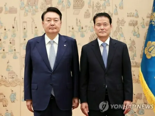 大統領室庁舎で開かれた任命状授与式で記念撮影を行う尹大統領（左）と金長官（大統領室通信写真記者団）＝２８日、ソウル（聯合ニュース）