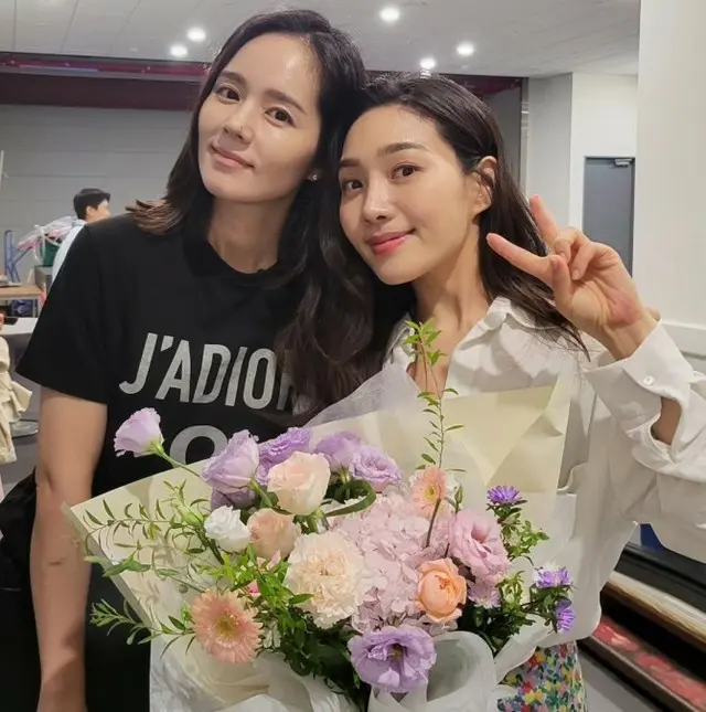 2ショット写真を撮るハン・ガインとチェ・ヒソ。（画像提供:wowkorea）
