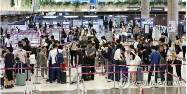 上半期に韓日航空路線の利用客数が急増し、韓国国内線の金浦（ソウル）―済州線利用客数を4年ぶりに上回った。金浦空港の国際線ターミナルから日本へ出発する人たち（資料写真）＝（聯合ニュース）