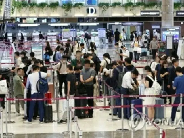 上半期に韓日航空路線の利用客数が急増し、韓国国内線の金浦（ソウル）―済州線利用客数を4年ぶりに上回った。金浦空港の国際線ターミナルから日本へ出発する人たち（資料写真）＝（聯合ニュース）