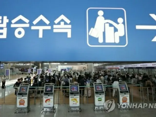 仁川国際空港の第1旅客ターミナル。チェックインカウンターに長蛇の列ができている＝（聯合ニュース）