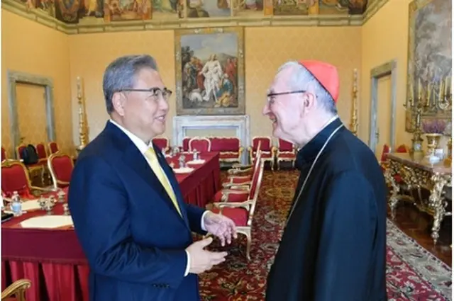 1日、バチカンで会談する韓国の朴振外交部長官（左）とローマ教皇庁のパロリン国務長官（韓国外交部提供）＝（聯合ニュース）≪転載・転用禁止≫