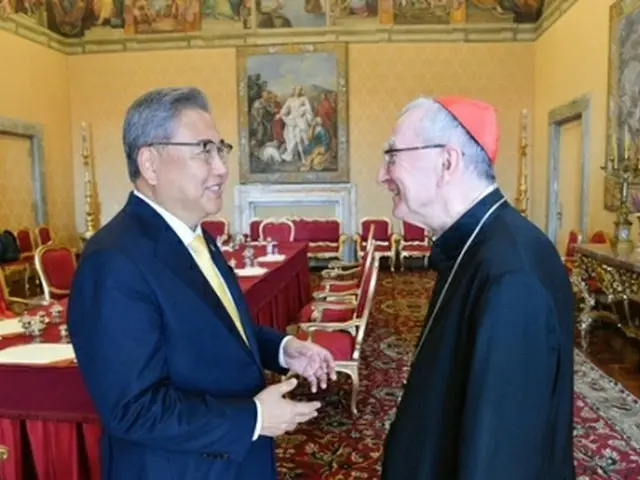1日、バチカンで会談する韓国の朴振外交部長官（左）とローマ教皇庁のパロリン国務長官（韓国外交部提供）＝（聯合ニュース）≪転載・転用禁止≫