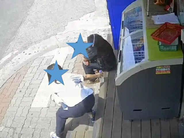 「天使を見た」…猛暑で座り込む中年男性に飲み水を置いて行った女性＝韓国（画像提供:wowkorea）