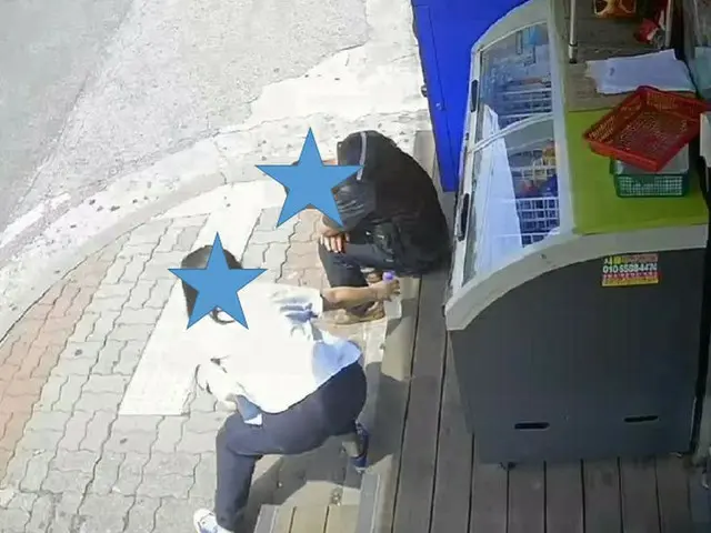 「天使を見た」…猛暑で座り込む中年男性に飲み水を置いて行った女性＝韓国（画像提供:wowkorea）