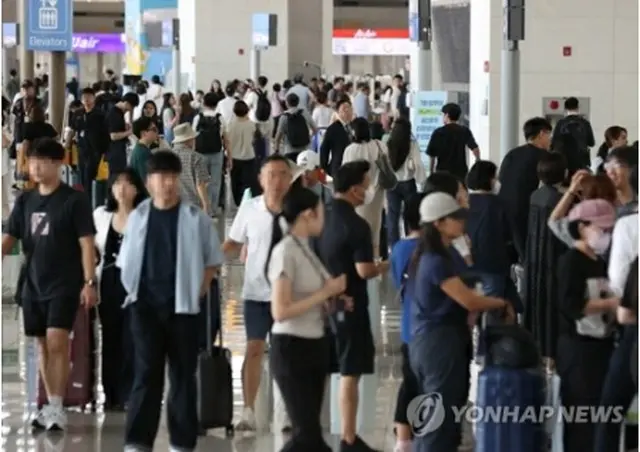 仁川国際空港を利用する人たち（資料写真）＝（聯合ニュース）