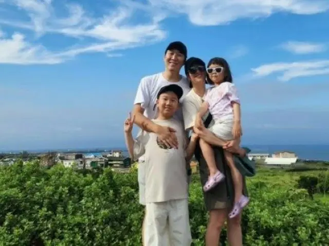 歌手チャン・ユンジョン、初のソーシャルアカウントオープン…さっそく家族写真をアップ「認証要請はこれで合ってる？」（画像提供:wowkorea）