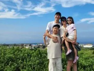 歌手チャン・ユンジョン、初のソーシャルアカウントオープン…さっそく家族写真をアップ「認証要請はこれで合ってる？」