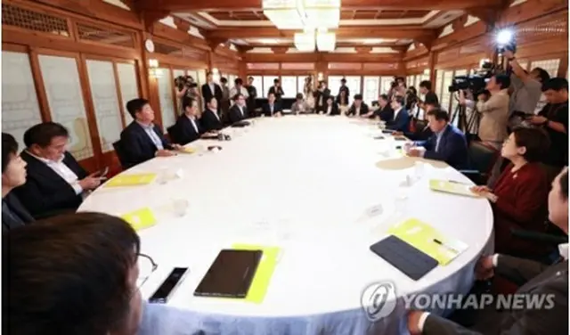政府・与党が開いた緊急会議の様子＝２日、ソウル（聯合ニュース）