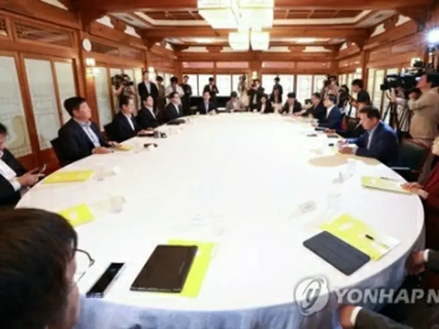政府・与党が開いた緊急会議の様子＝２日、ソウル（聯合ニュース）