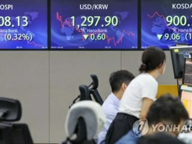 ハナ銀行本店ディーリングルームのモニターに取引時間中のＫＯＳＰＩなどが表示されている＝３日、ソウル（聯合ニュース）