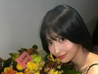 「TWICE」モモ、どっちが花なのか分からない？華やかな美貌の最高峰ぶりを発散