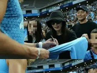 この女性は…女優チョン・ジヒョン？海外サッカー選手にサインをもらい感激する動画が話題