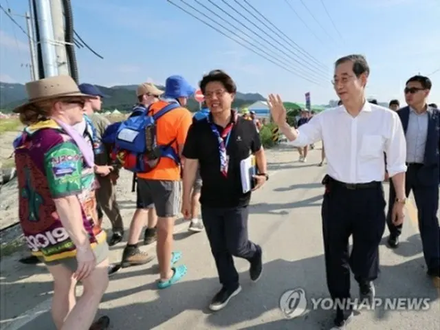 現地で参加者とあいさつする韓首相＝４日、扶安（聯合ニュース）