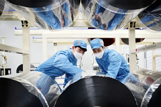 LGエナジーソルーションの職員が、生産された電極ロールの品質検査を行なっている様子（画像提供:wowkorea）