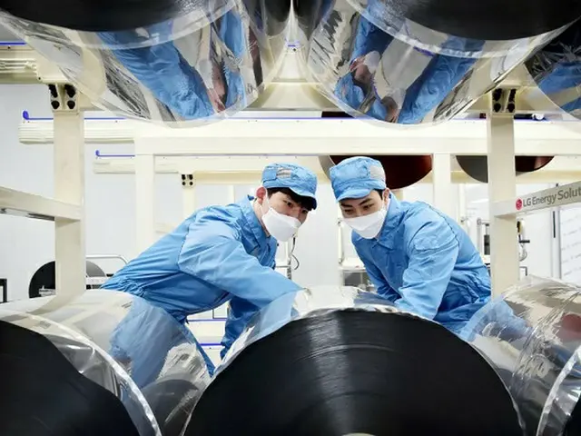 LGエナジーソルーションの職員が、生産された電極ロールの品質検査を行なっている様子（画像提供:wowkorea）