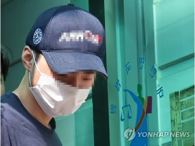 水原地裁の城南支部で令状審査を受けた容疑者＝５日、城南（聯合ニュース）