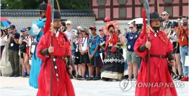 ソウルにある朝鮮王朝時代の宮殿、景福宮を訪れた英国のスカウトたち＝７日、ソウル（聯合ニュース）