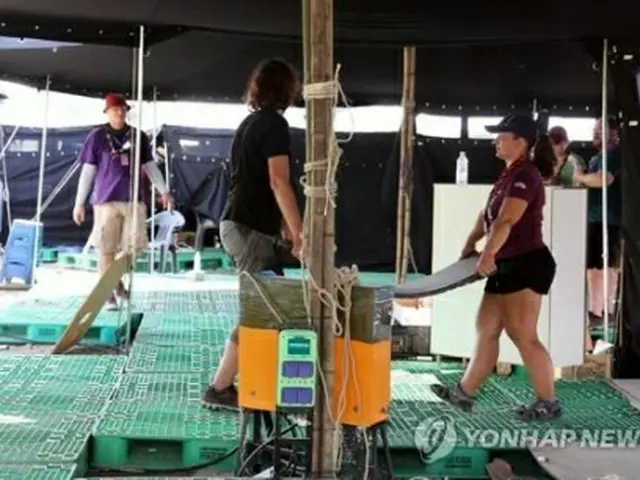 撤収を準備するドイツのスカウトたち＝７日、扶安（聯合ニュース）