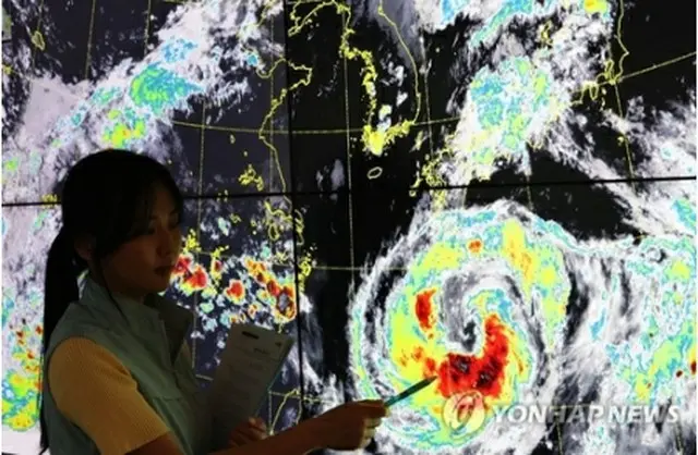 ７日、台風６号の予想進路を注視する首都圏気象庁の予報官（資料写真）＝（聯合ニュース）