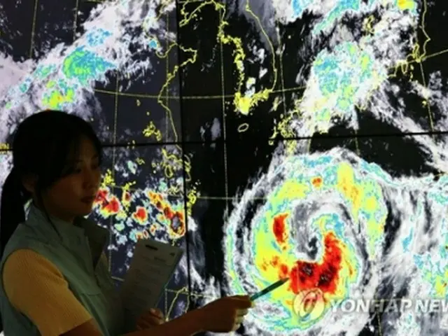 ７日、台風６号の予想進路を注視する首都圏気象庁の予報官（資料写真）＝（聯合ニュース）